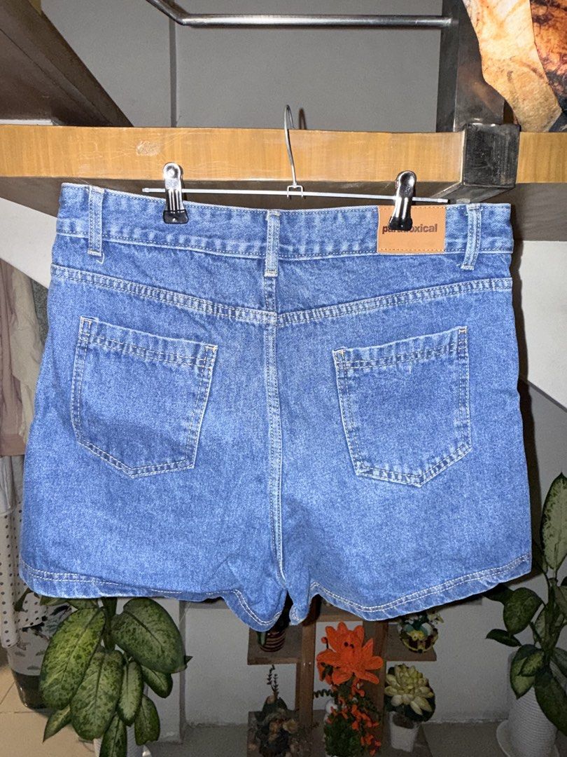 Paradoxical Blue Denim Shorts Skort (Category: Shorts) located in Manila. Submitted by clalala.fire (Listing ID 1467527311, Image 2). Description: - Brand: Paradoxical - Size: XL.