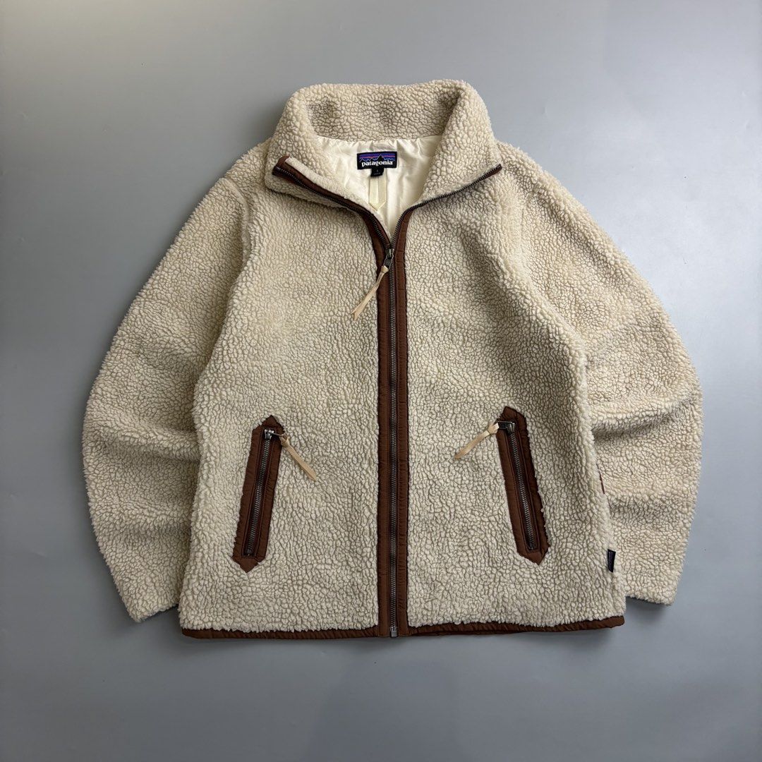 PATAGONIA (Category: Coats, Jackets and Outerwear) located in Taguig. Submitted by the_rare_edit (Listing ID 1467528131, Image 1). Description: DIMENSIONS: 22x26 ISSUE: none COLOR RATE: 9.8/10 CONDITION: Excellent condition .