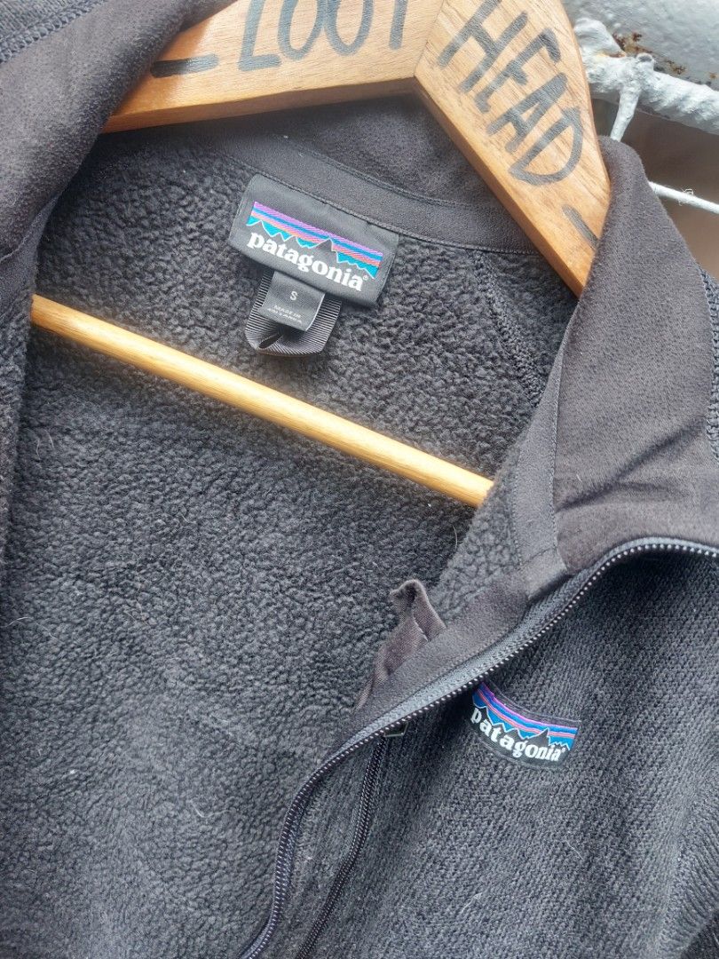 Patagonia Black Fleece Zip Jacket Size S (Category: Coats, Jackets and Outerwear) located in Magarao. Submitted by hotdogsandwich.flower (Listing ID 1467541590, Image 2). Description: issue wala puller.