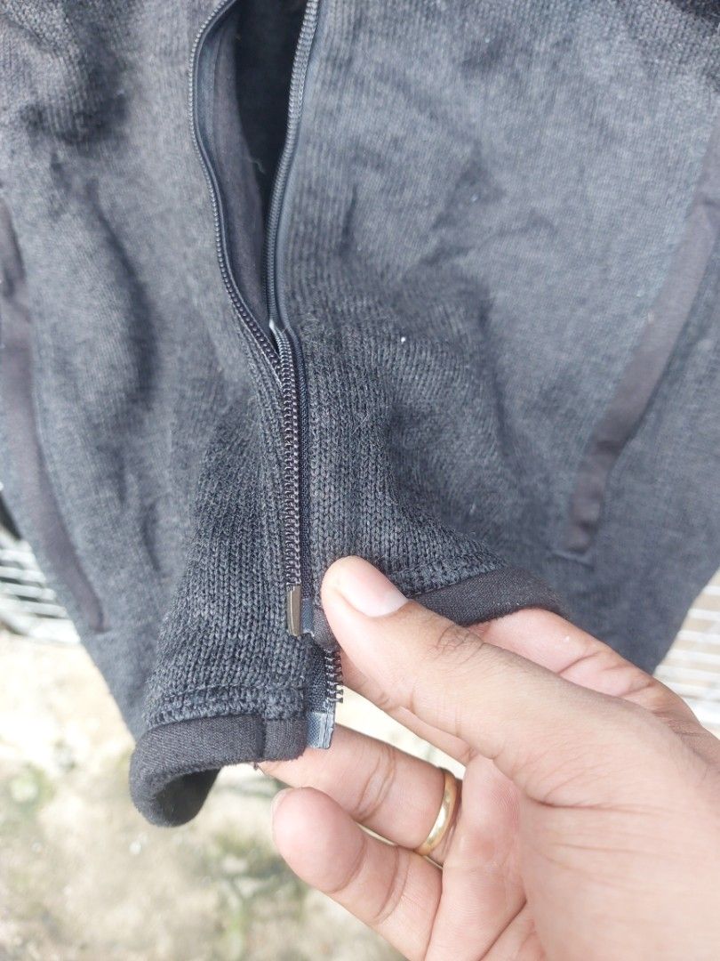 Patagonia Black Fleece Zip Jacket Size S (Category: Coats, Jackets and Outerwear) located in Magarao. Submitted by hotdogsandwich.flower (Listing ID 1467541590, Image 3). Description: issue wala puller.