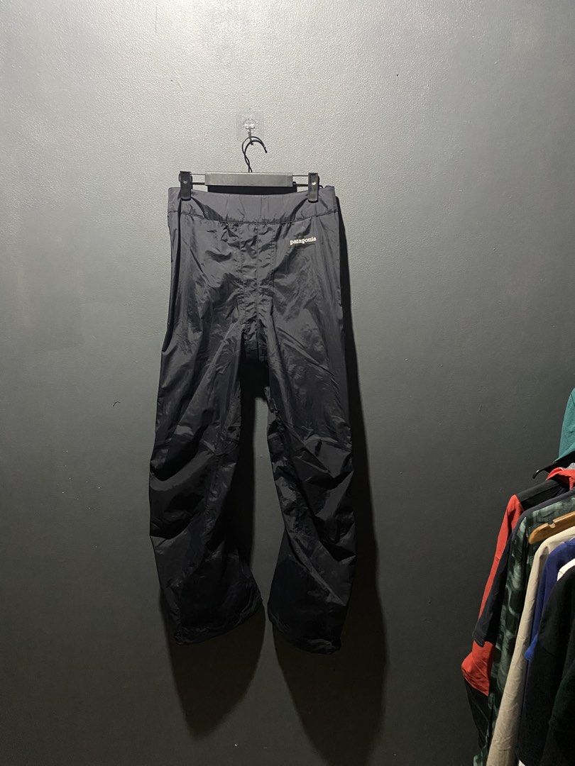 Patagonia Waterproof Rain Pants Black (Category: Trousers) located in Lucena. Submitted by handpickthrift (Listing ID 1467499798, Image 2). Description: - Brand: Patagonia Size 28-29 - Item: Waterproof rain pants - Color: Classic black - Features: Full-zip sides for easy wear, adjustable waist tabs - Material: Lightweight shell with patterned interior lining and brand tags - Condition: Clean inside and out, well-kept - Ideal for: Hiking, camping,