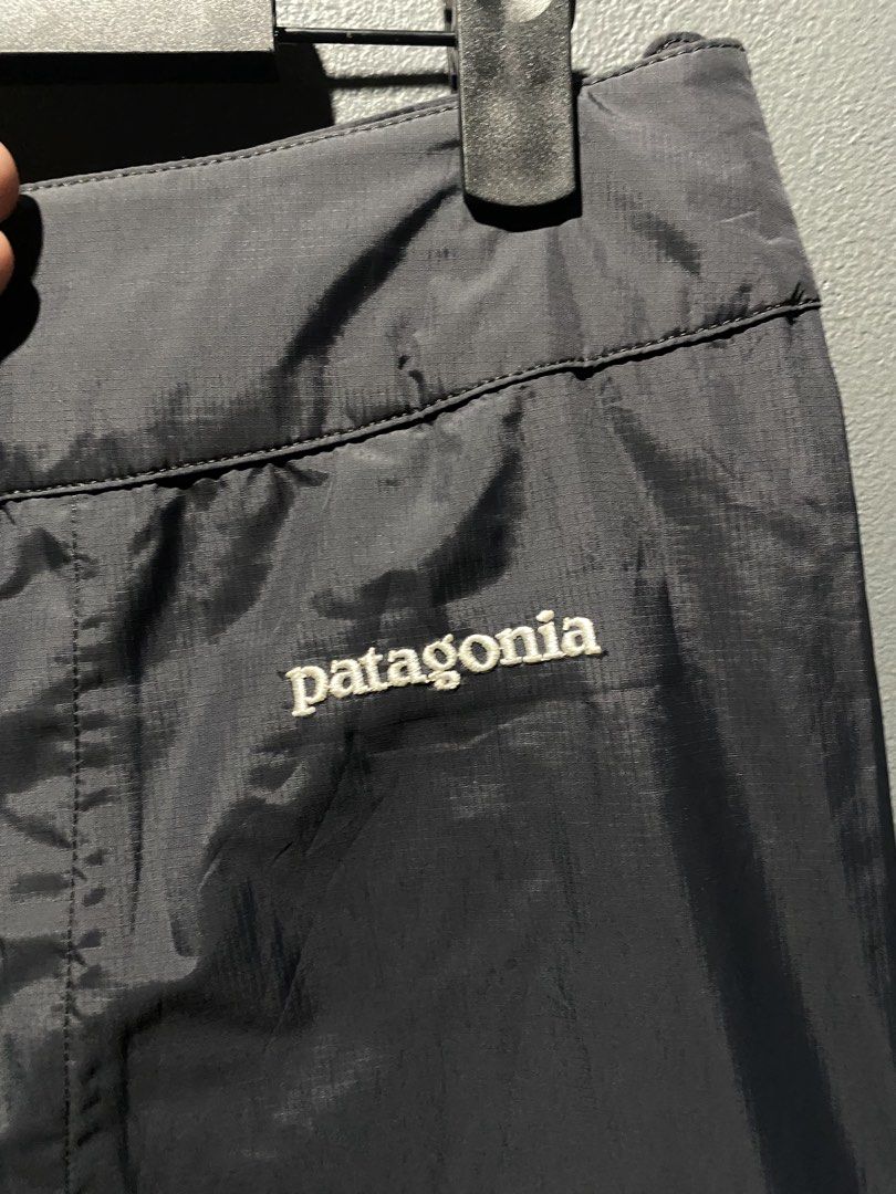 Patagonia Waterproof Rain Pants Black (Category: Trousers) located in Lucena. Submitted by handpickthrift (Listing ID 1467499798, Image 3). Description: - Brand: Patagonia Size 28-29 - Item: Waterproof rain pants - Color: Classic black - Features: Full-zip sides for easy wear, adjustable waist tabs - Material: Lightweight shell with patterned interior lining and brand tags - Condition: Clean inside and out, well-kept - Ideal for: Hiking, camping,