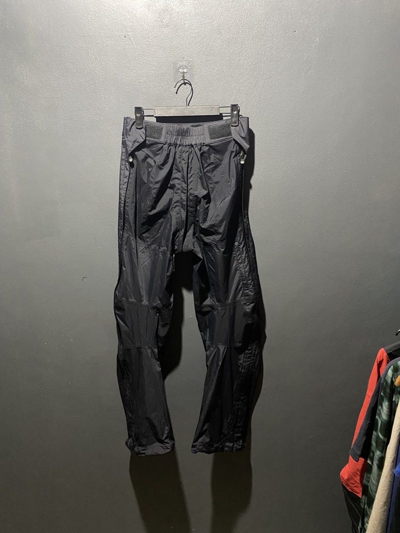 Patagonia Waterproof Rain Pants Black (Category: Trousers) located in Lucena. Submitted by handpickthrift (Listing ID 1467499798, Image 1). Description: - Brand: Patagonia Size 28-29 - Item: Waterproof rain pants - Color: Classic black - Features: Full-zip sides for easy wear, adjustable waist tabs - Material: Lightweight shell with patterned interior lining and brand tags - Condition: Clean inside and out, well-kept - Ideal for: Hiking, camping,