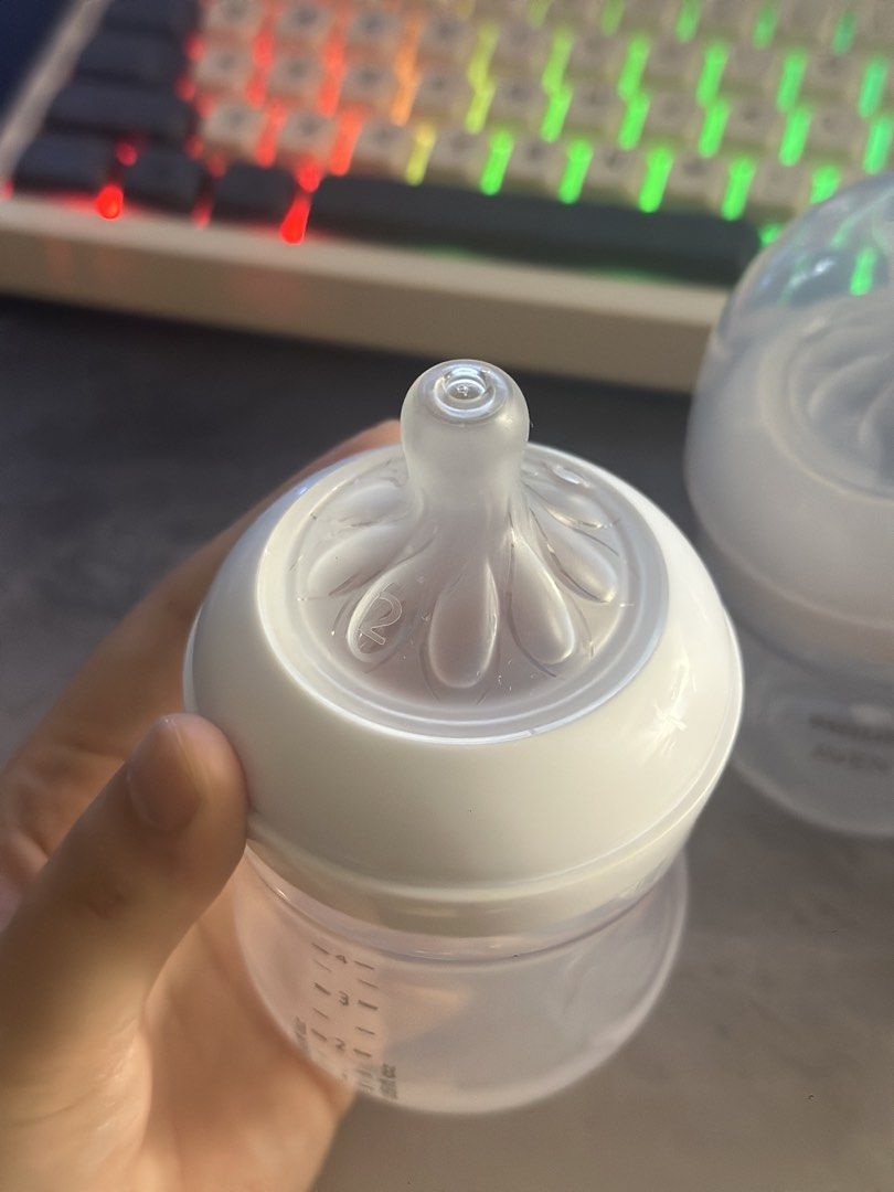 3pcs Philips AVENT 4oz Natural Response Baby Bottle (Category: Breastfeeding & Bottle Feeding) located in Manila. Submitted by loveyyy02 (Listing ID 1467586231, Image 2). Description: Used 3-5 times only. My baby does not like it. Prefers pigeon wide neck.