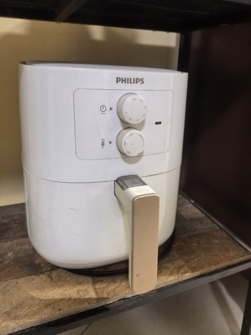 Philips Essential Airfryer HD9200 White (Category: Fryers) located in Pasig City. Submitted by lleonillo2 (Listing ID 1467396136, Image 1). Description: - Model: Philips Essential Airfryer HD9200 (White) - Power: 1400W, 220-240V - Controls: Easy-to-use dual knobs for time and temperature - Convenient built-in cooking guide for fries, meat, fish, and baked goods on top - Condition: Fully functional - Perfect for guilt-free frying, roasting, and ba