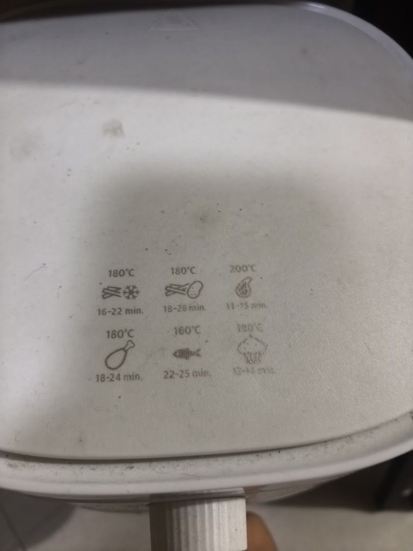 Philips Essential Airfryer HD9200 White (Category: Fryers) located in Pasig City. Submitted by lleonillo2 (Listing ID 1467396136, Image 2). Description: - Model: Philips Essential Airfryer HD9200 (White) - Power: 1400W, 220-240V - Controls: Easy-to-use dual knobs for time and temperature - Convenient built-in cooking guide for fries, meat, fish, and baked goods on top - Condition: Fully functional - Perfect for guilt-free frying, roasting, and ba