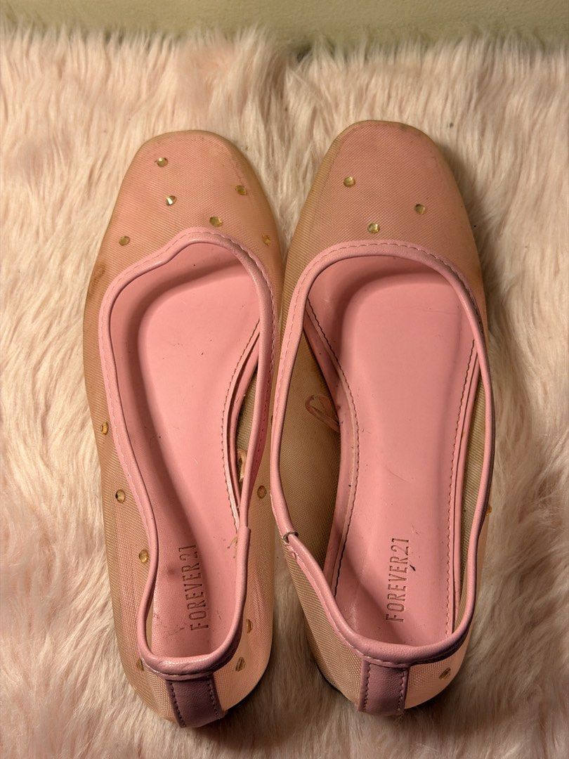 pink flats (Category: Flats & Sandals) located in Daraga. Submitted by littlemissdeclutter.wtme (Listing ID 1467579224, Image 1). Description: - forever21 - size 5 - flats sandals see through design with rhinestones (nawawala na yung iba) - nastock na lang thats why may stains (can still be washed) .