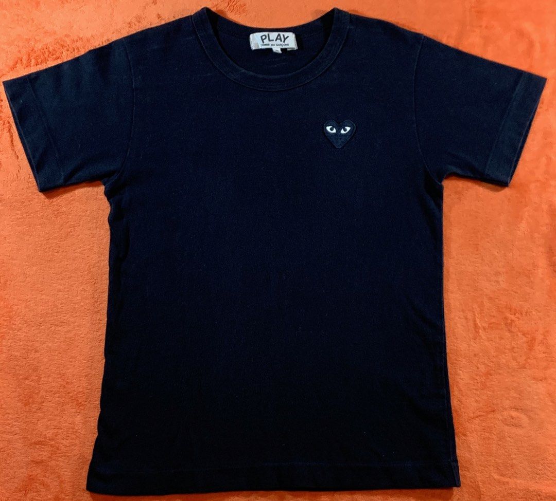 Play CDG T-shirt (Category: Activewear) located in Don Carlos. Submitted by buddysemaj (Listing ID 1467447787, Image 1). Description: .