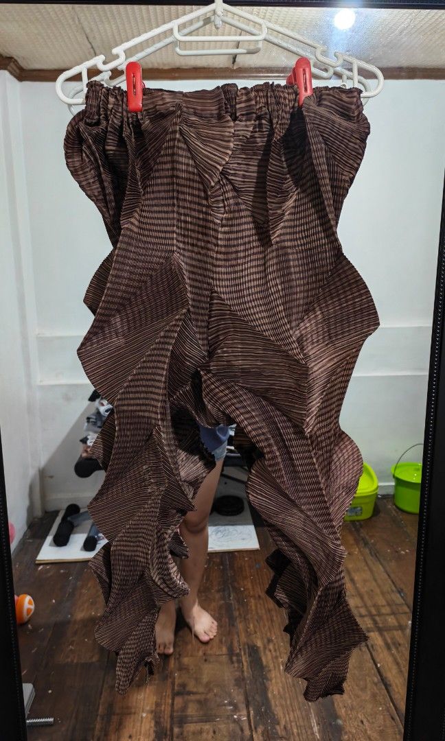 Pleated pants 3D (Category: Other Bottoms) located in Pasig City. Submitted by huntpicked (Listing ID 1467563239, Image 1). Description: selling this rare pants made in good quality material and good alternative for issey miyake a-poc able 3D pants that sells online for hefty of a price..
