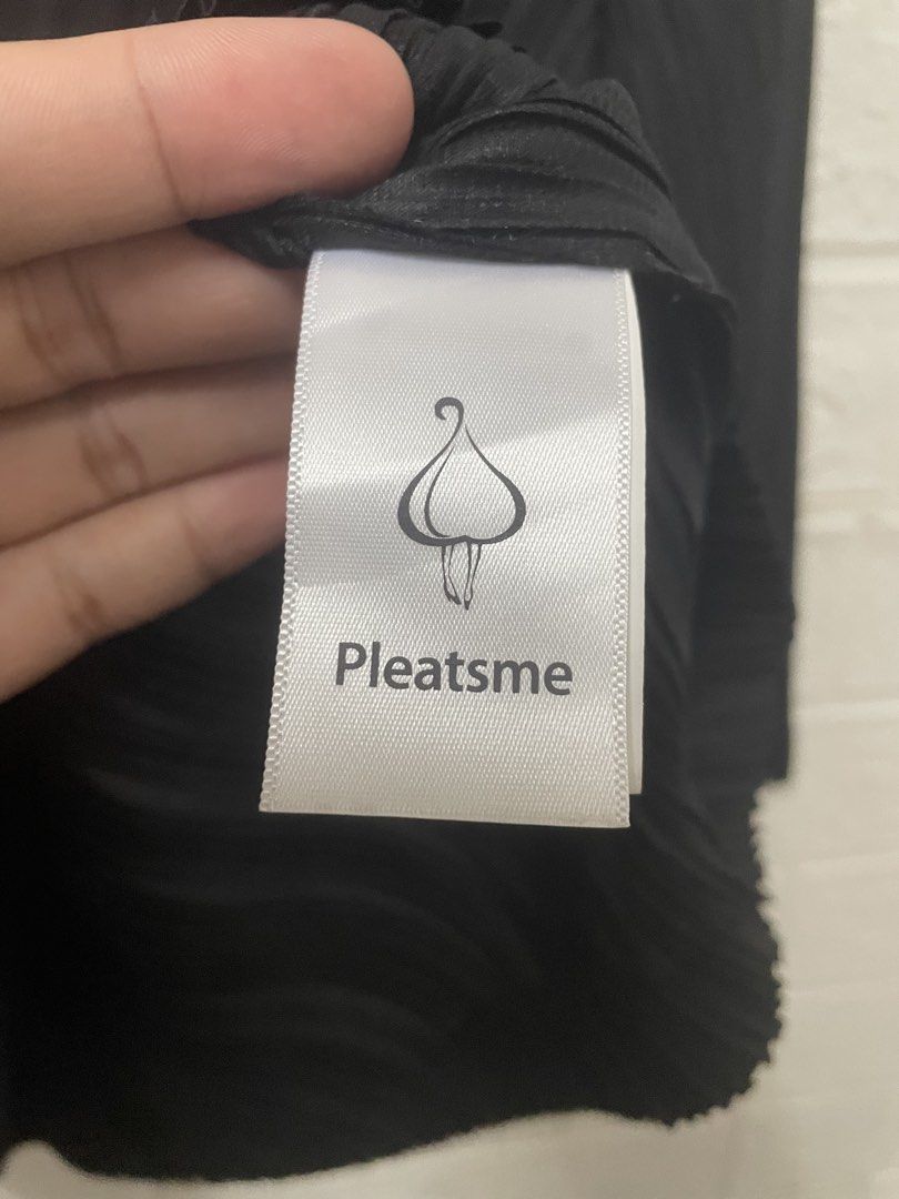 PLEATSME (Category: Others Tops) located in Manila. Submitted by mxzee (Listing ID 1467390657, Image 3). Description: PLEATSME AS NEW CONDITION NO ISSUE .