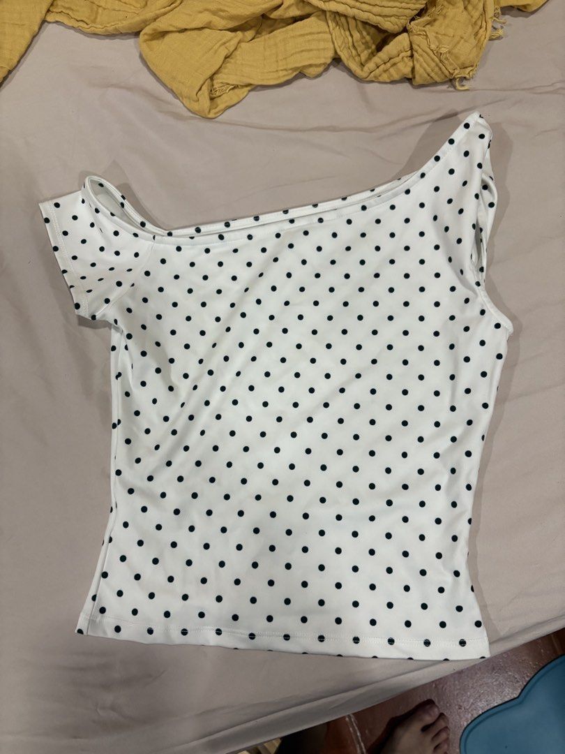 Polka Dot top one shoulder (Category: Sleeveless) located in Quezon City. Submitted by jinnysells (Listing ID 1467464063, Image 2). Description: - only worn once - runs small - reference: waist is 26 (this is already very fitted on me).