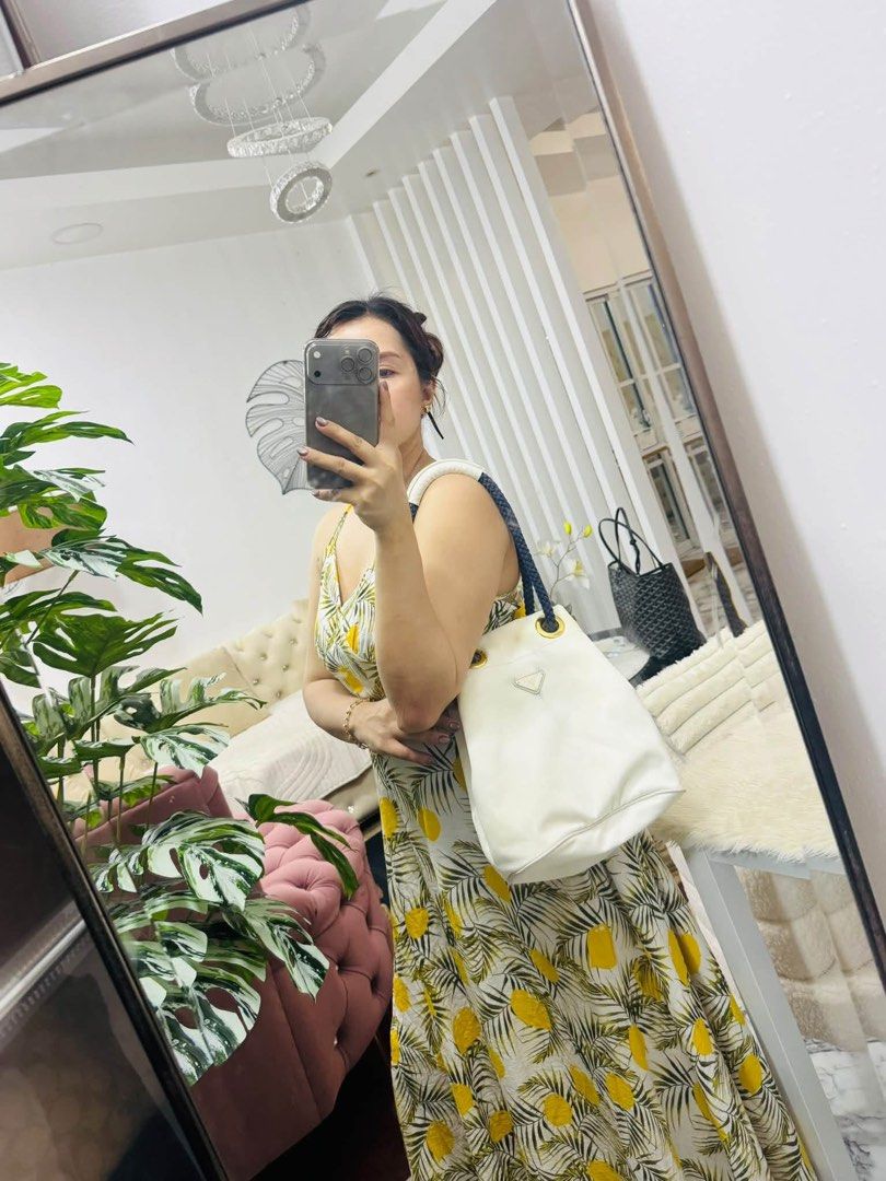 Prada (Category: Shoulder Bags) located in Lipa City. Submitted by thyra06 (Listing ID 1467413473, Image 3). Description: .