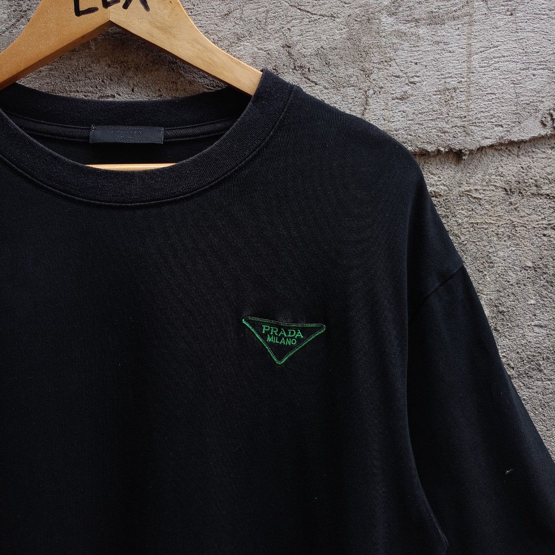PRADA BLACK T SHIRT (Category: Tshirts & Polo Shirts ) located in Koronadal. Submitted by thriflex.29 (Listing ID 1467476045, Image 2). Description: PR*DA BLACK T SHIRT Size: Medium Measurements: Width 21 Length 27 Condition: 9/10 - Excellent Colorate: 9/10 No Issue Mine: 550.