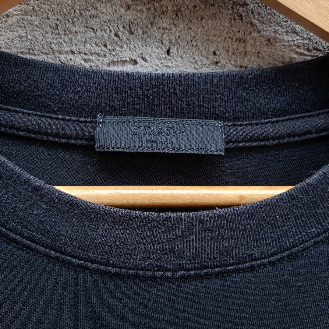PRADA BLACK T SHIRT (Category: Tshirts & Polo Shirts ) located in Koronadal. Submitted by thriflex.29 (Listing ID 1467476045, Image 3). Description: PR*DA BLACK T SHIRT Size: Medium Measurements: Width 21 Length 27 Condition: 9/10 - Excellent Colorate: 9/10 No Issue Mine: 550.