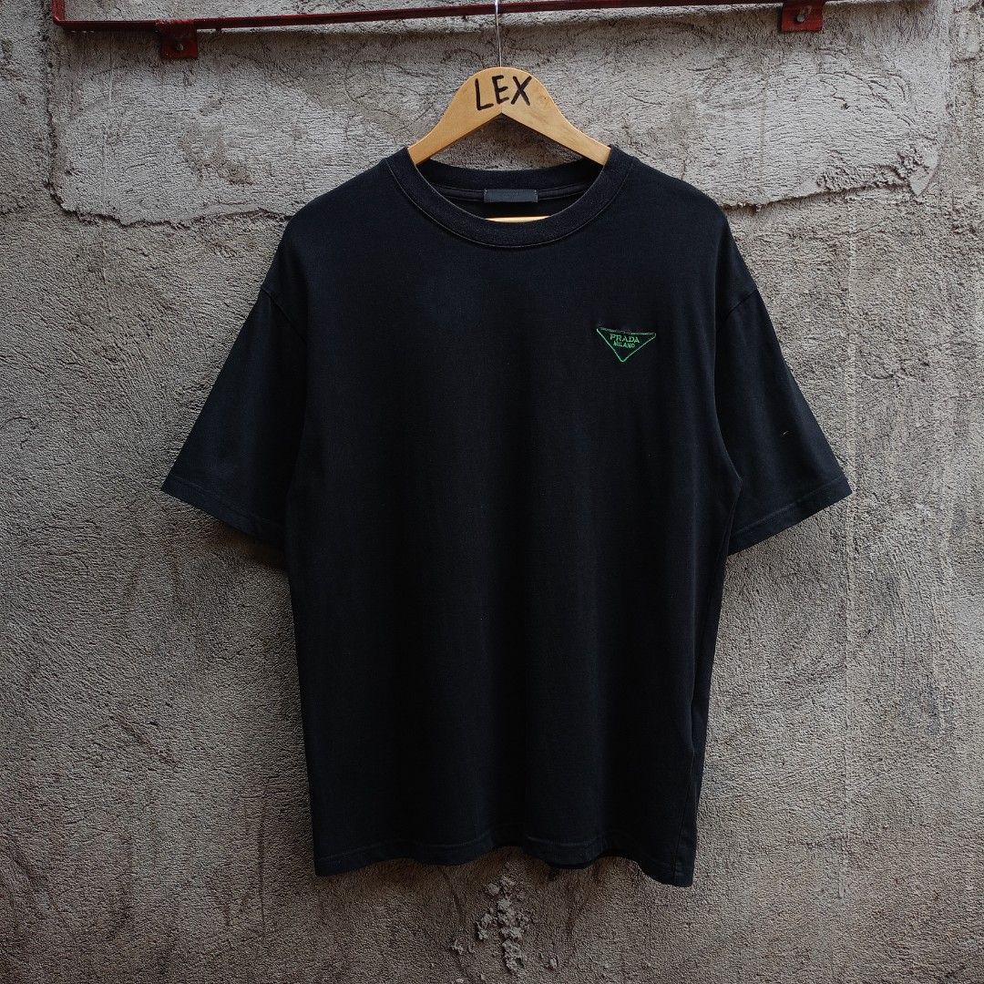 PRADA BLACK T SHIRT (Category: Tshirts & Polo Shirts ) located in Koronadal. Submitted by thriflex.29 (Listing ID 1467476045, Image 1). Description: PR*DA BLACK T SHIRT Size: Medium Measurements: Width 21 Length 27 Condition: 9/10 - Excellent Colorate: 9/10 No Issue Mine: 550.