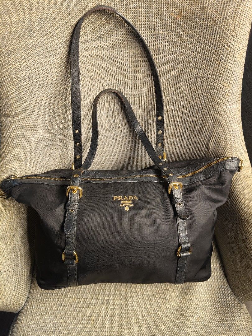 Prada Tote Bag (Category: Tote Bags) located in Mabalacat. Submitted by chiccharmbymitch (Listing ID 1467504543, Image 2). Description: Self authenticate Signs of use on rubber lining.