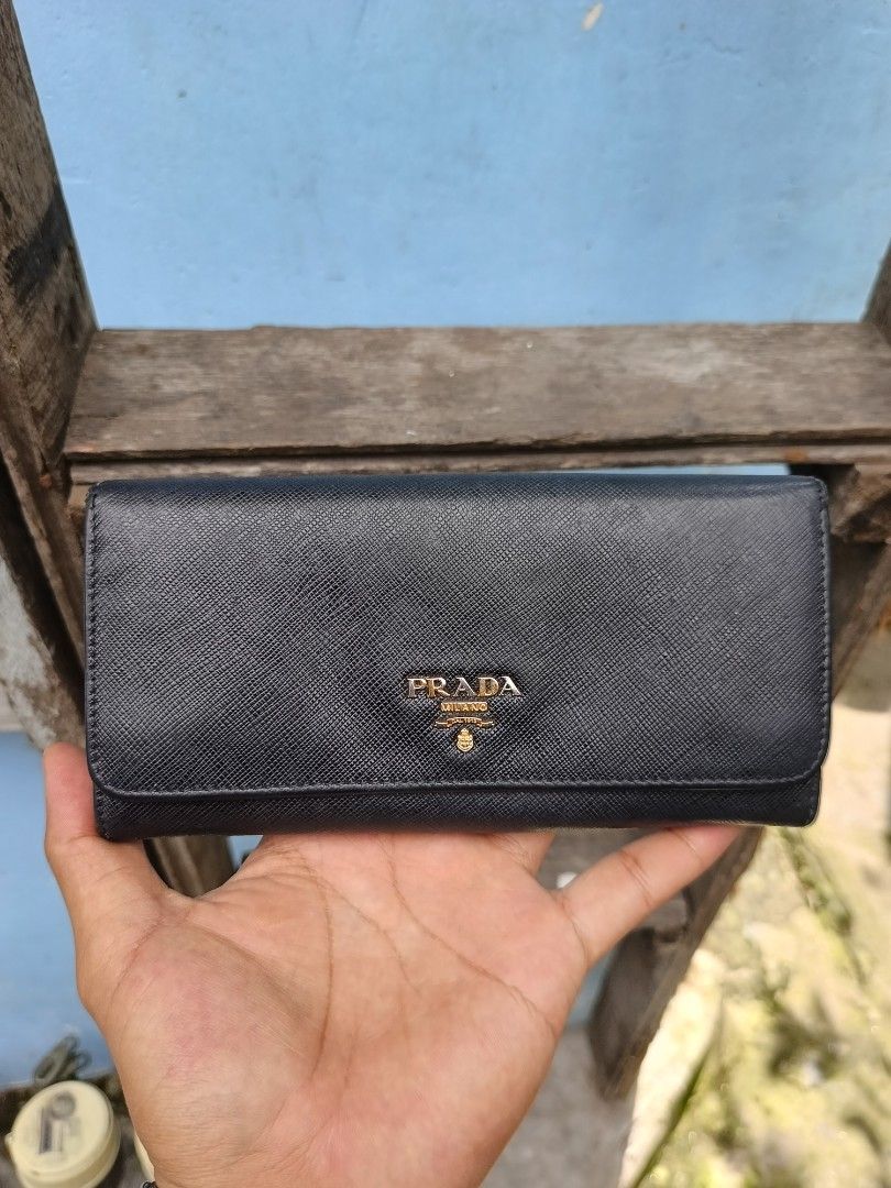 Prada wallet (Category: Wallets & Card holders) located in Manila. Submitted by alwaysgoodzthrift (Listing ID 1467416621, Image 1). Description: Prada wallet no major flaws authentic .