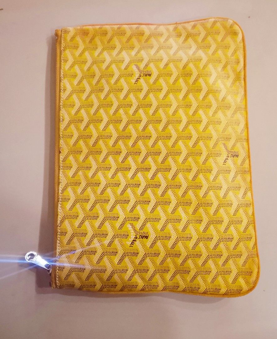 Preloved Goyard Clutch bag M (Category: Purses & Pouches) located in Alicia. Submitted by celynahambotruecelyna39 (Listing ID 1467482144, Image 1). Description: In good condition, normal sign of use.