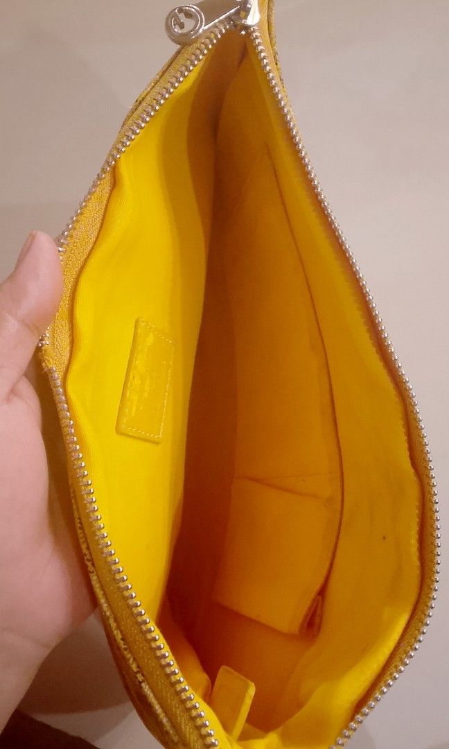 Preloved Goyard Clutch bag M (Category: Purses & Pouches) located in Alicia. Submitted by celynahambotruecelyna39 (Listing ID 1467482144, Image 3). Description: In good condition, normal sign of use.