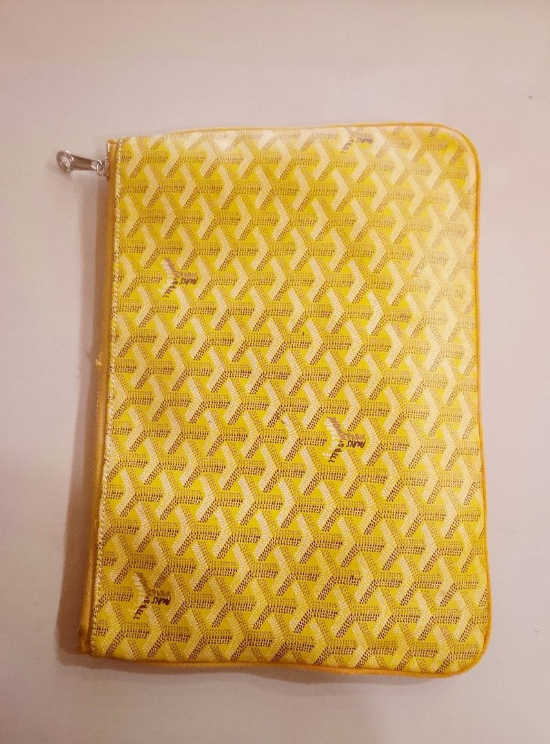 Preloved Goyard Clutch bag M (Category: Purses & Pouches) located in Alicia. Submitted by celynahambotruecelyna39 (Listing ID 1467482144, Image 2). Description: In good condition, normal sign of use.