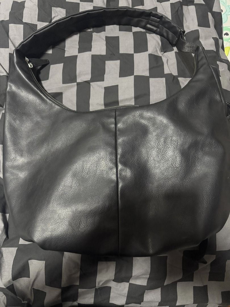 [Pre-loved] GU - Cocoon Shoulder Bag (Category: Belt bags, Clutches and Pouches) located in Bacoor. Submitted by chupsss24 (Listing ID 1467564403, Image 3). Description: Good as new Made of Leather | Unisex Bag Bought from GU Japan .