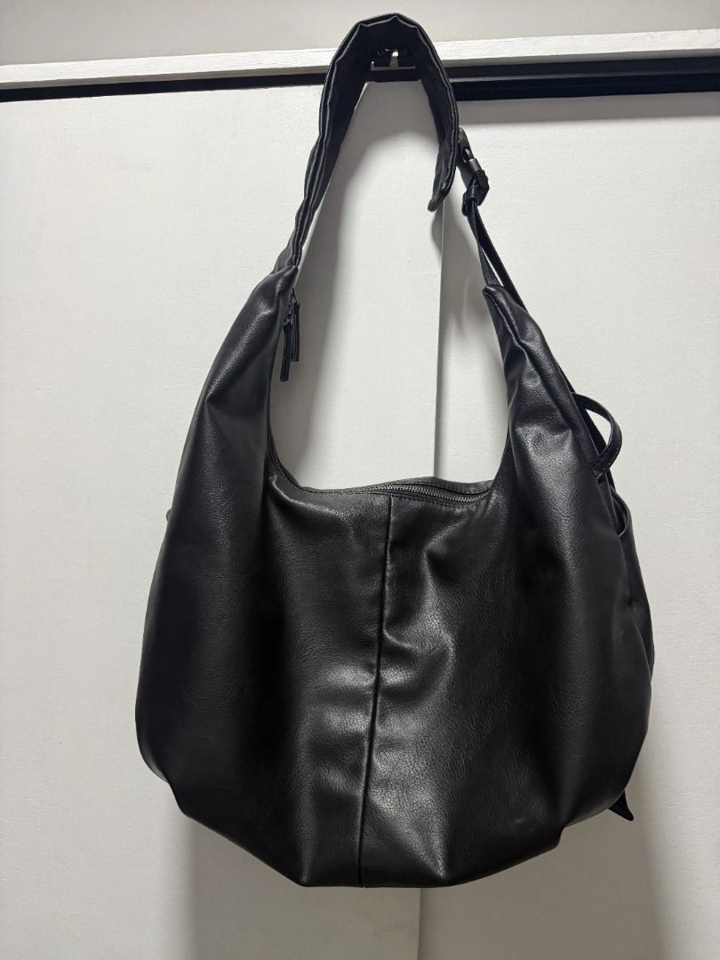 [Pre-loved] GU - Cocoon Shoulder Bag (Category: Belt bags, Clutches and Pouches) located in Bacoor. Submitted by chupsss24 (Listing ID 1467564403, Image 2). Description: Good as new Made of Leather | Unisex Bag Bought from GU Japan .