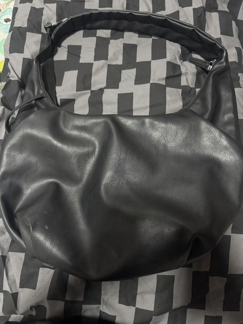 [Pre-loved] GU - Cocoon Shoulder Bag (Category: Belt bags, Clutches and Pouches) located in Bacoor. Submitted by chupsss24 (Listing ID 1467564403, Image 1). Description: Good as new Made of Leather | Unisex Bag Bought from GU Japan .