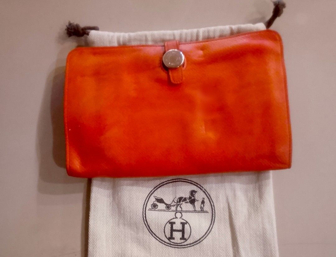 Preloved Hermes Pouch (Category: Clutches) located in Alicia. Submitted by celynahambotruecelyna39 (Listing ID 1467485882, Image 1). Description: in good condition,no code.. normal sign of use.. genuine leather,, authentic quality..