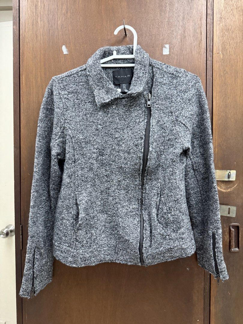 PRELOVED Tahari Moto-style Wool blend Jacket (Category: Coats, Jackets and Outerwear) located in Mandaluyong City. Submitted by kcdeclutters08 (Listing ID 1467411593, Image 1). Description: Preloved Tahari Asymmetrical Zip Jacket Moto-style wool blend Almost good as a new Size: Medium on tag but can fit S to semi-large RFS: Decluttering 📍Quezon City Shipping via Lalamove or Grab OR you can book your own courier if J&T or others ☺️.