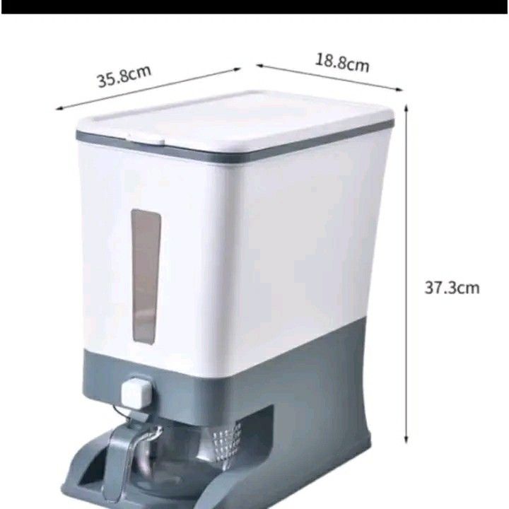 Press-type Rice Dispenser Container with Measuring Cup (Category: Food Organization & Storage) located in Manila. Submitted by wisecat_f7c143 (Listing ID 1467365967, Image 3). Description: New Arrival!!! Press-type Rice Dispenser Container with Measuring Cup pm me COD via lalamove may shipping fee.