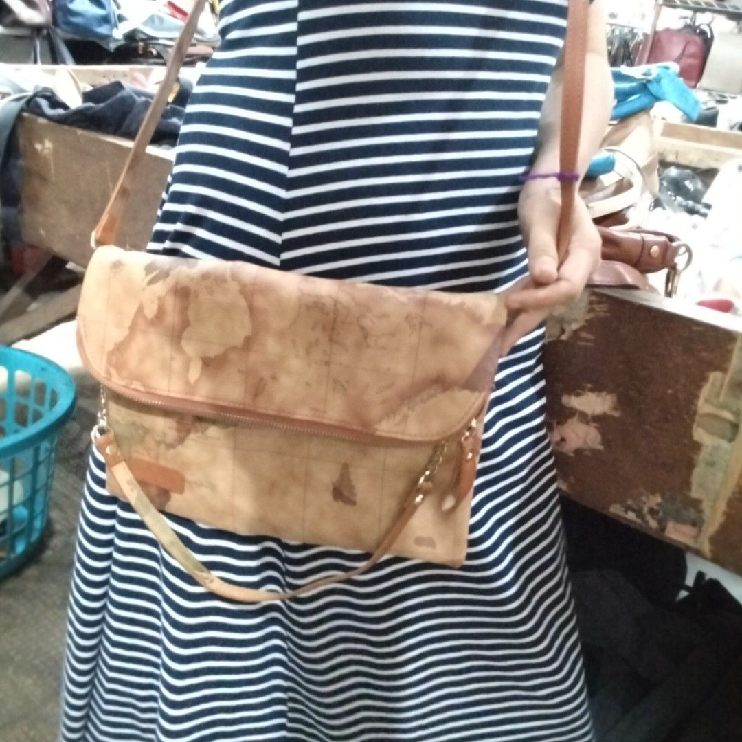 Prima Classie (Category: Shoulder Bags) located in El Salvador. Submitted by francheskaukayukay (Listing ID 1467446375, Image 1). Description: .