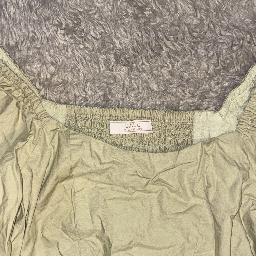 Puff sleeves (Category: Blouses) located in Mandaluyong City. Submitted by cinnamonstreet.ph (Listing ID 1467395826, Image 2). Description: Never been used Best fit med to Large Please check photos for reference Note: No when worn, too big for me Location: Mandaluyong MOP: Maya Delivery: Grab or Lalamove #Bershka #Zara #Mango #HM #Pullandbear.
