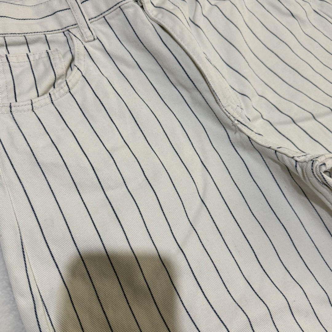 Pull & Bear Pinstripe Barrel Denim Jeans (Category: Jeans) located in Dasmarinas. Submitted by kiyanah (Listing ID 1467565554, Image 3). Description: - white barrel jeans with navy blue striped pattern - worn ONCE only - has fold marks from walking due to the length. Not sure how to get rid of them, BUT it’s still wearable (check 5th photo) RFS: not my style anymore; decluttering Measurement: Length - 42 inches Waist (circumference) - 30 inches.