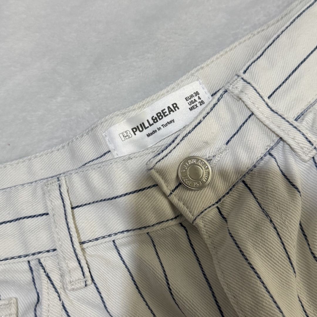 Pull & Bear Pinstripe Barrel Denim Jeans (Category: Jeans) located in Dasmarinas. Submitted by kiyanah (Listing ID 1467565554, Image 2). Description: - white barrel jeans with navy blue striped pattern - worn ONCE only - has fold marks from walking due to the length. Not sure how to get rid of them, BUT it’s still wearable (check 5th photo) RFS: not my style anymore; decluttering Measurement: Length - 42 inches Waist (circumference) - 30 inches.