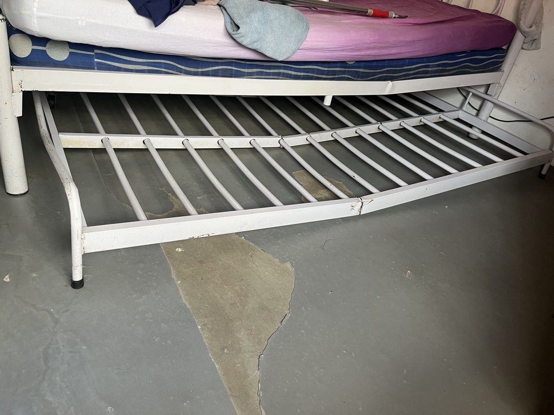 Pull out bed single frame (Category: Bed Frames & Mattresses) located in San Mateo. Submitted by kimmie36512 (Listing ID 1467401458, Image 2). Description: Bent po yung gitna but pwede ipawelding Works fine yung bent part lang talaga ang issue Pick up only or deliver via lalamove .