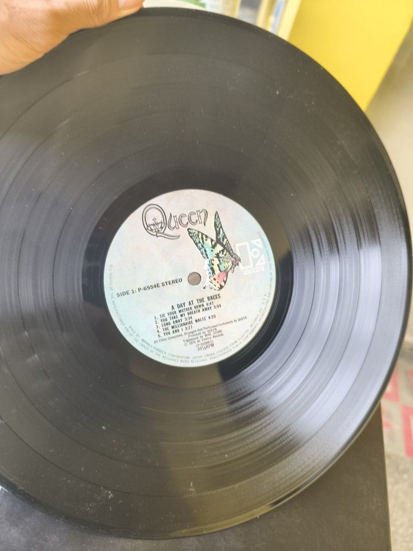 Queen vinyl PLAKA (Category: Vinyls) located in Muntinlupa City. Submitted by prime_finder (Listing ID 1467455294, Image 3). Description: QUEEN vinyl PLAKA Kasama na Insert makinis 2000.