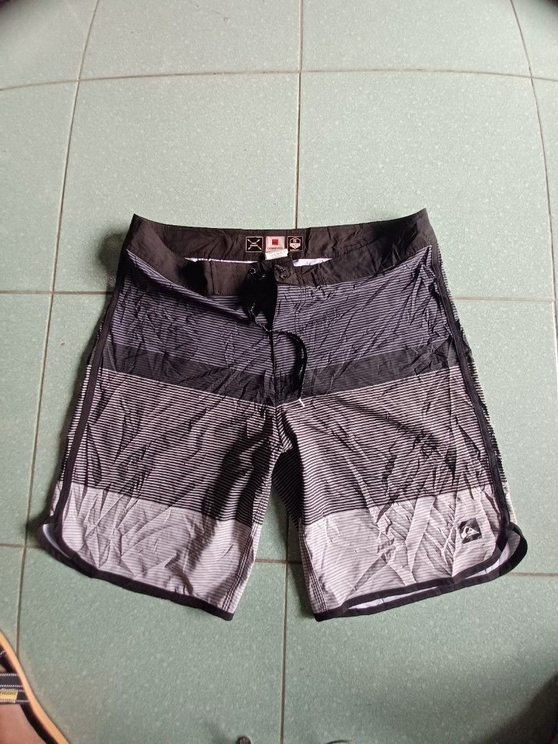 Quik silver (Category: Shorts) located in Cauayan City . Submitted by cuzthriftshop (Listing ID 1467483317, Image 1). Description: size 38 on tag issue Minimal crack print on logo.