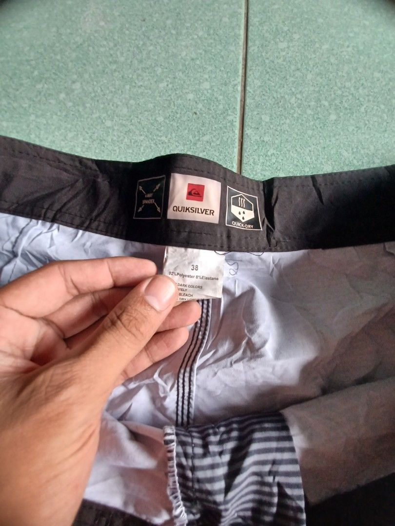 Quik silver (Category: Shorts) located in Cauayan City . Submitted by cuzthriftshop (Listing ID 1467483317, Image 3). Description: size 38 on tag issue Minimal crack print on logo.