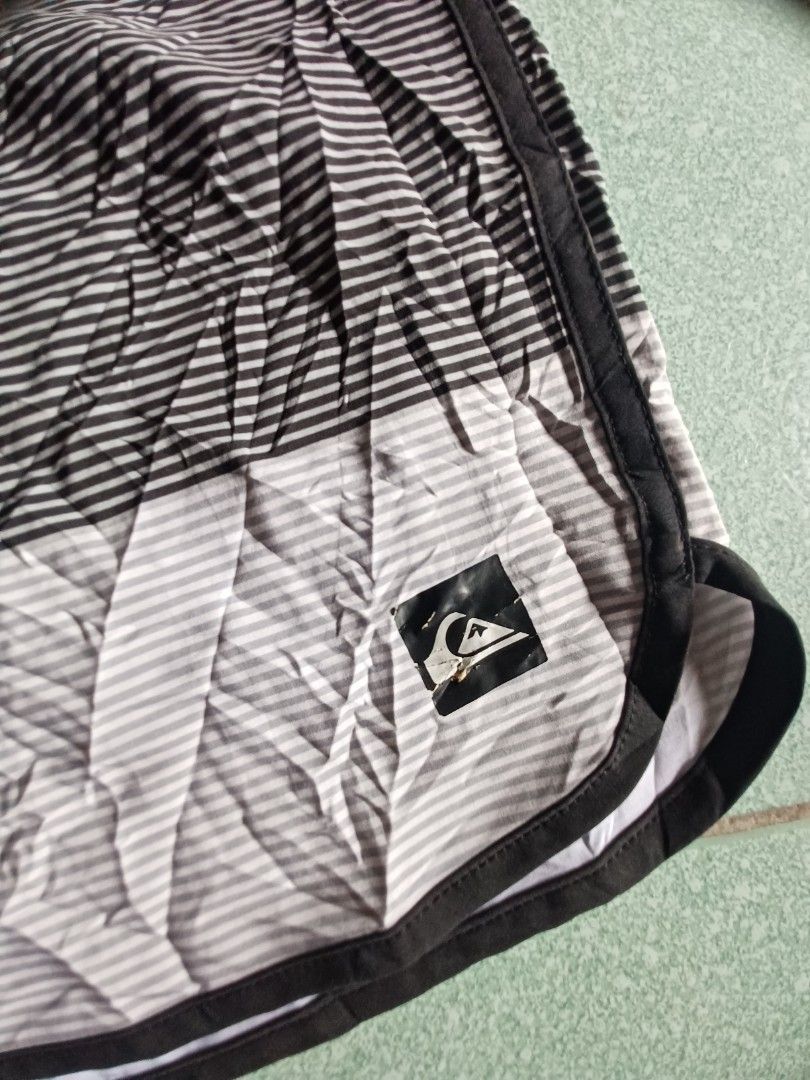 Quik silver (Category: Shorts) located in Cauayan City . Submitted by cuzthriftshop (Listing ID 1467483317, Image 2). Description: size 38 on tag issue Minimal crack print on logo.