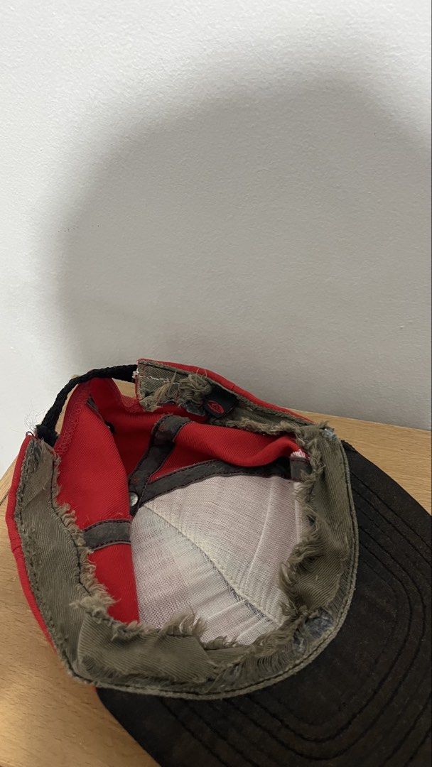 Quiksilver Vintage Cap (Category: Caps & Hats) located in Tarlac. Submitted by reyniiiboi (Listing ID 1467385020, Image 2). Description: Size : Adjustable Condition : 8/10.