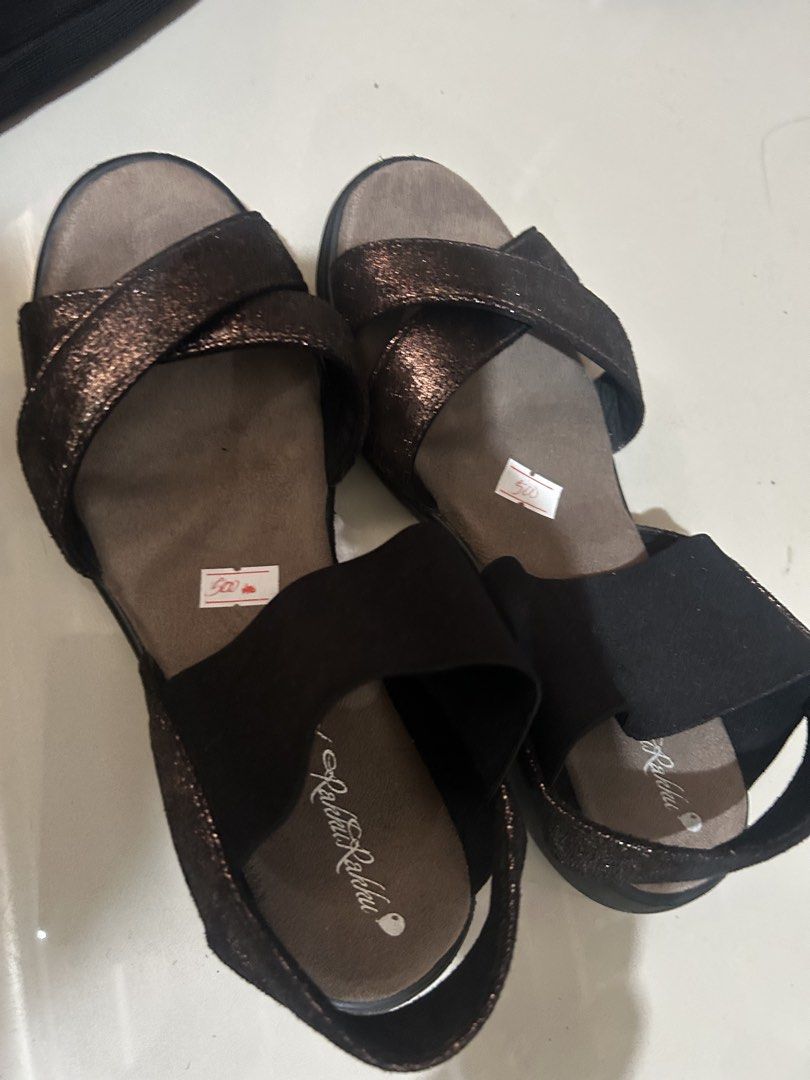Rakku Rakku aandals (Category: Flats & Sandals) located in Cavite. Submitted by cecitrifthshop (Listing ID 1467423666, Image 2). Description: Sandal elastic metallic made in japan fit for size 22.
