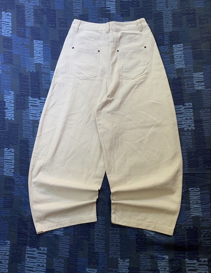 RANDOM CREAM BARREL PANTS (Category: Jeans) located in Sapian. Submitted by luxethrift_ (Listing ID 1467451046, Image 2). Description: DIMES📐 WAIST:28-29 LENGTH:39 THIGH:14 HEM:10 -EXELLENT CONDITION -SOLID FITTINGS -10/10 COLOR RATE -GOOD FOR PSG .