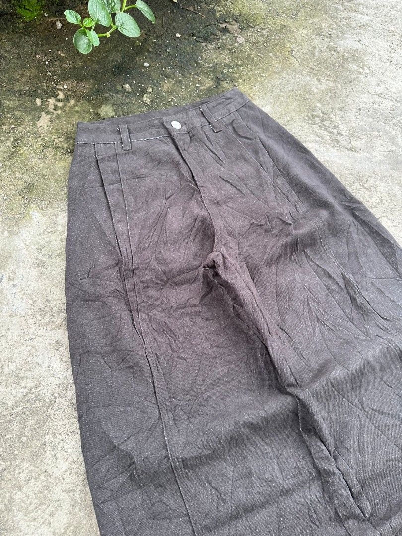 Raw denim baggy pants (Category: Jeans) located in Davao. Submitted by boss_kel (Listing ID 1467525415, Image 2). Description: Waist: 25-26 Lenght: 40 Thigh: 13 LO: 11 No issue.