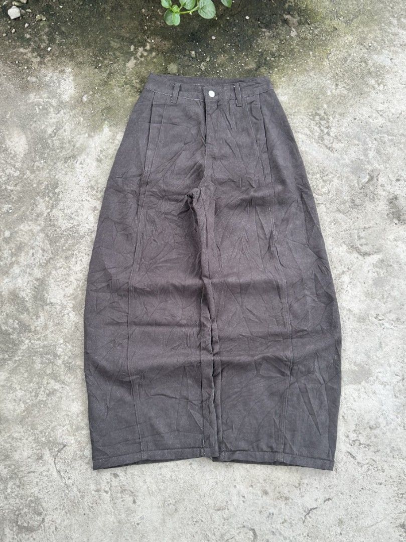 Raw denim baggy pants (Category: Jeans) located in Davao. Submitted by boss_kel (Listing ID 1467525415, Image 1). Description: Waist: 25-26 Lenght: 40 Thigh: 13 LO: 11 No issue.