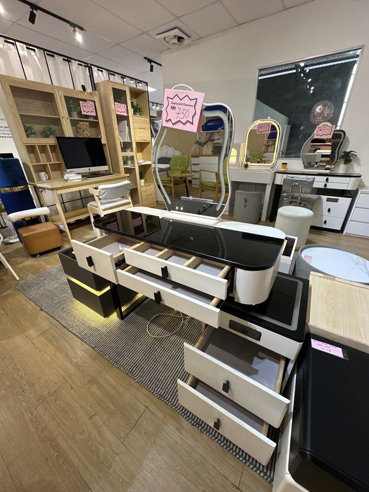 RAY Dressing Table (Category: Tables & Sets) located in Sungai Buloh. Submitted by furnituredirect.com.my (Listing ID 1467378996, Image 3). Description: Clearance Dressing Table LED Mirror With Bluetooth wireless Charging .