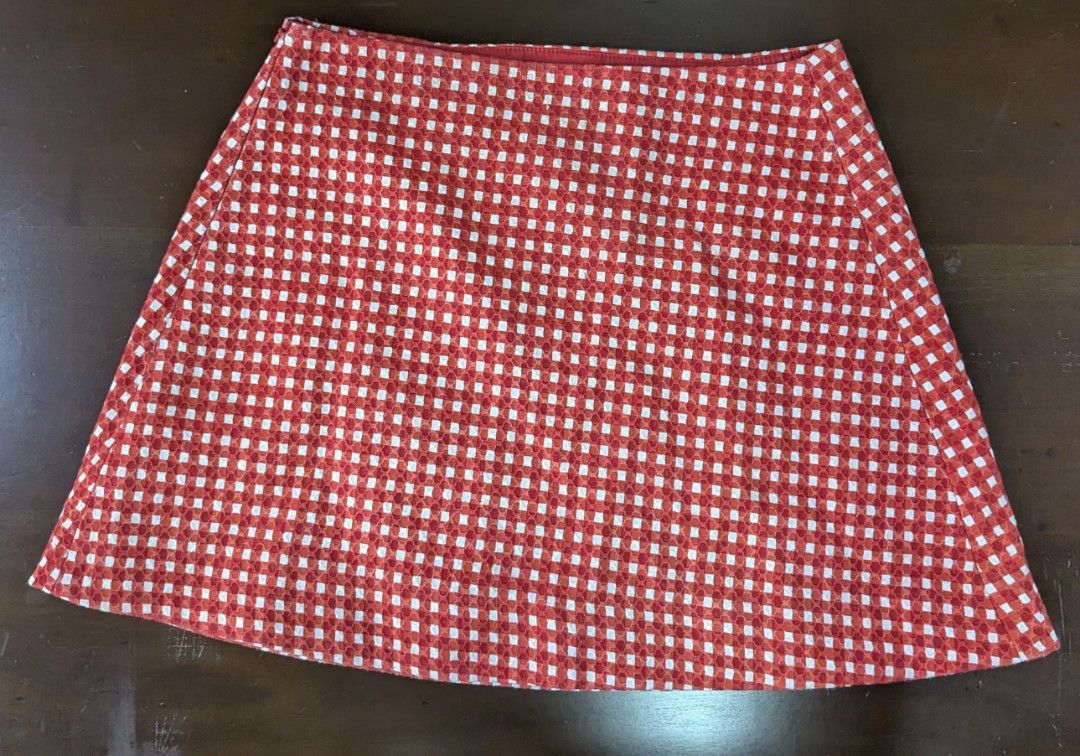 Red and White Gingham A-Line Mini Skirt (Category: Skirts) located in Quezon City. Submitted by applesandoranjess (Listing ID 1467393926, Image 3). Description: Red and white gingham A-line mini skirt Material: Textured fabric with clean red interior lining Closure: Convenient hidden side zipper rfs: decluttering 💳 MOP: GCash 📦 Shipping Fee to be shouldered by buyer 🚚 lalamove or grab delivery only 📍QC.