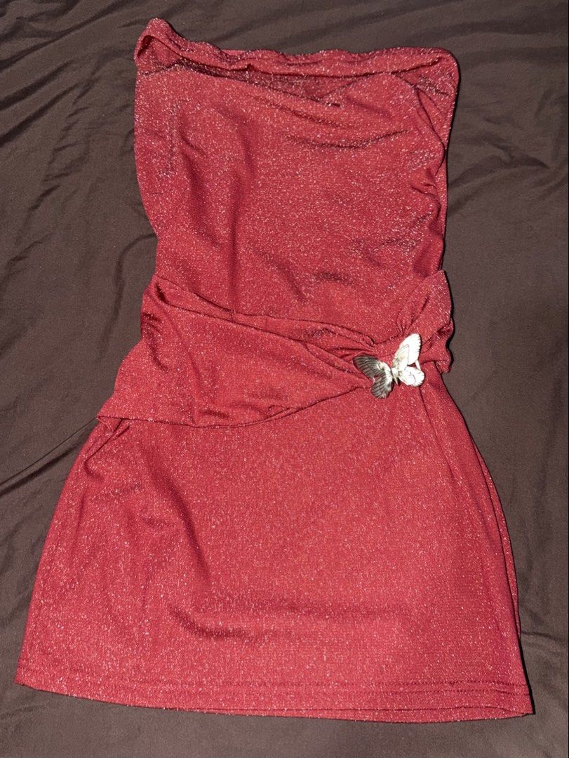 Red Fitted Short Sparkly Dress (Category: Dresses) located in Manila. Submitted by misty186 (Listing ID 1467472564, Image 1). Description: xs-s.