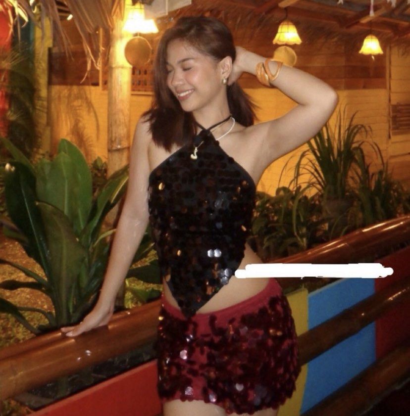Red sequin mini skirt (Category: Skirts) located in Caloocan City. Submitted by hoellyjane (Listing ID 1467367291, Image 2). Description: no other pics of ww stretchable i you’re just browsing feel free to visit my profile then dm me if you’re fully interested ❤️.