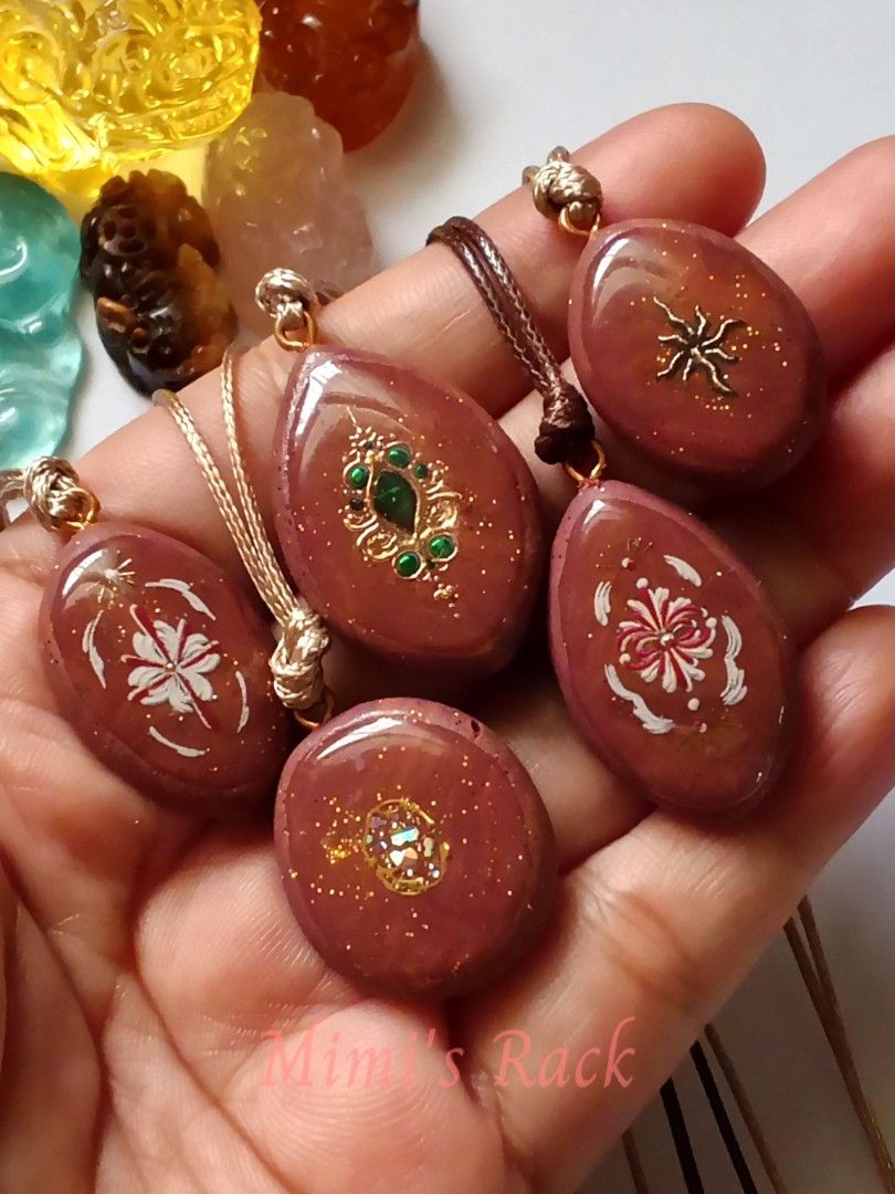 Reddish Brown Decoupage Pendant Rope Necklace (Category: Necklaces) located in Taguig. Submitted by mimisrack (Listing ID 1467530913, Image 1). Description: 🤎 Add a little vintage charm and sparkle to your everyday look! ✨ -These beautiful decoupage pendant necklaces feature a rich reddish-brown base, delicate floral and ornamental designs, gold glitter accents, and glossy finishes. Each pendant has its own unique design, from elegant floral pat