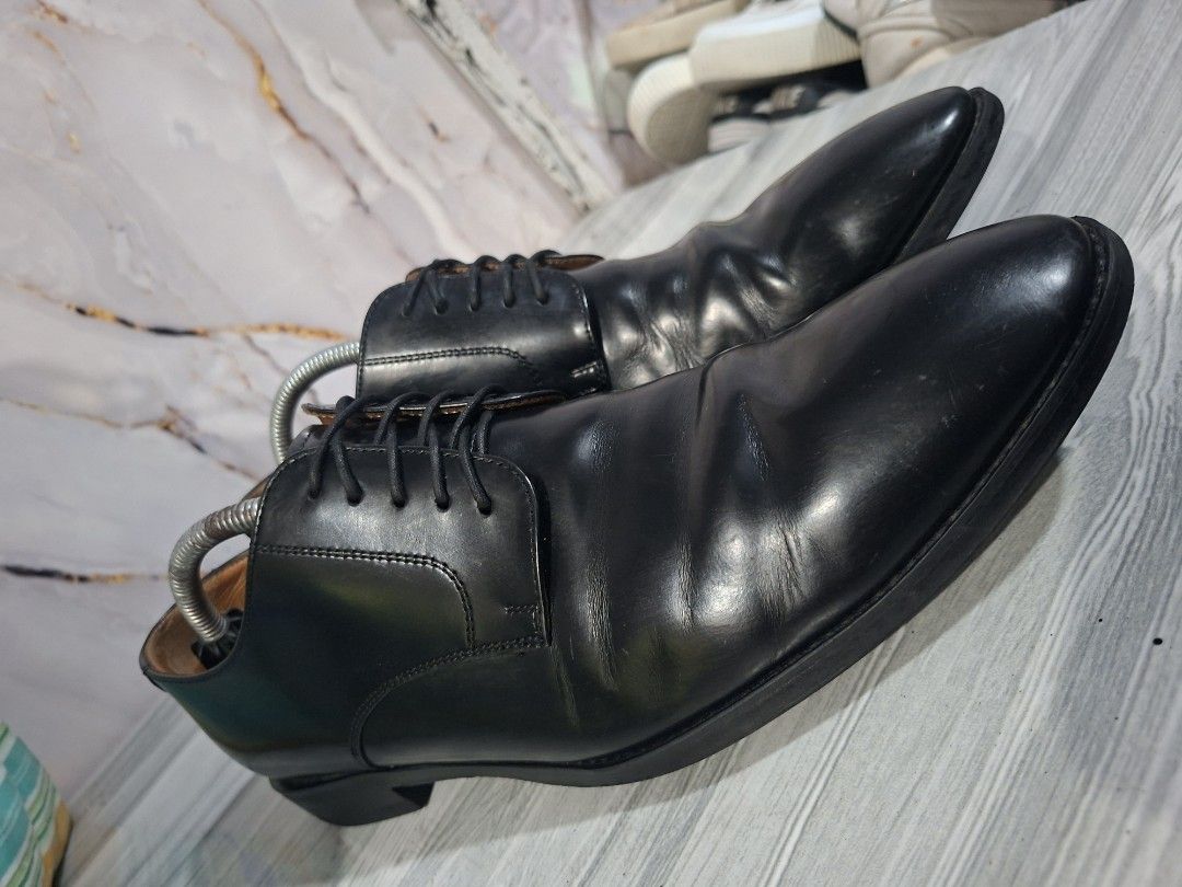 REGAL LEATHER SHOES SIZE 9 MEN (Category: Dress Shoes) located in General Mariano Alvarez. Submitted by adonid (Listing ID 1467439235, Image 2). Description: GOOD CONDITION ORIGINAL REGAL LEATHER SHOES NORMAL SIGN OF USAGE MINIMAL HEELDRAG ONLY.